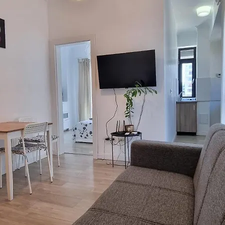 アパート Apartament Mid ナボダリ